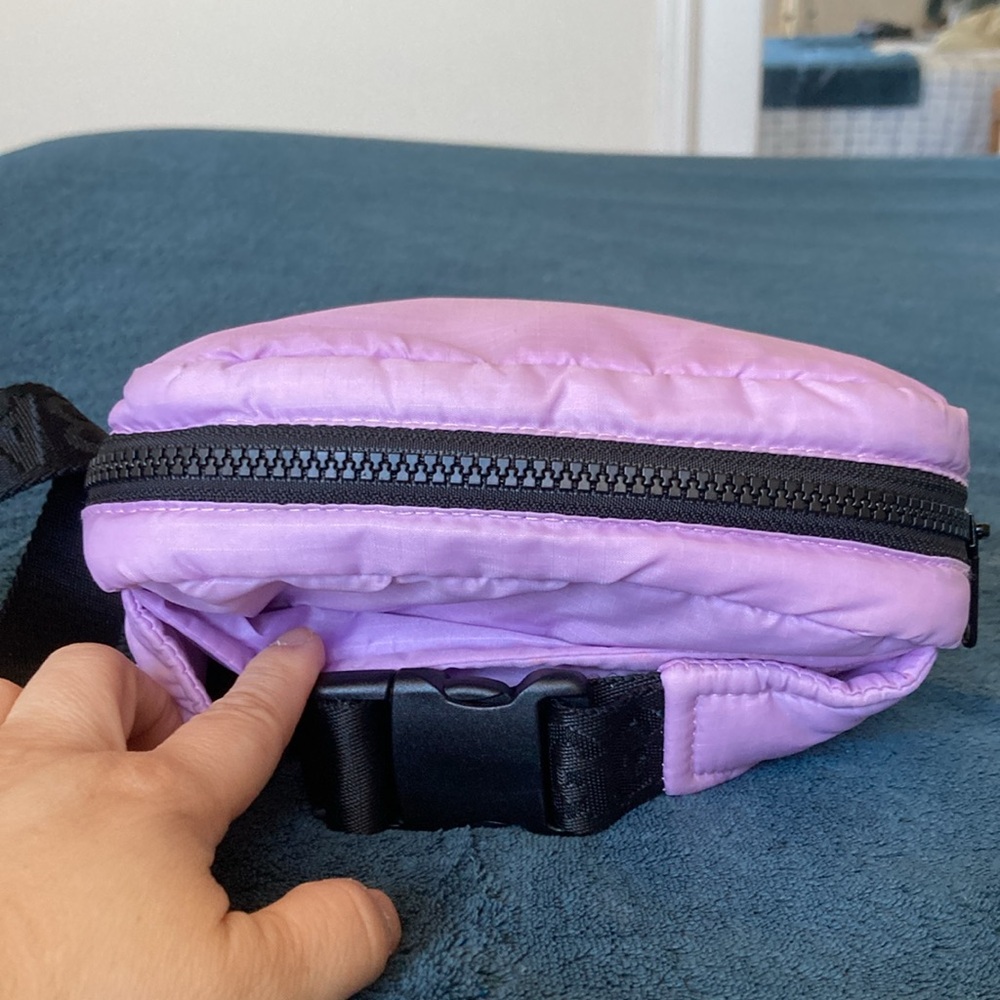 BAGGU Puffy Fanny pack Crossbody Bag in Lavender Lilac - Picture 7 of 13